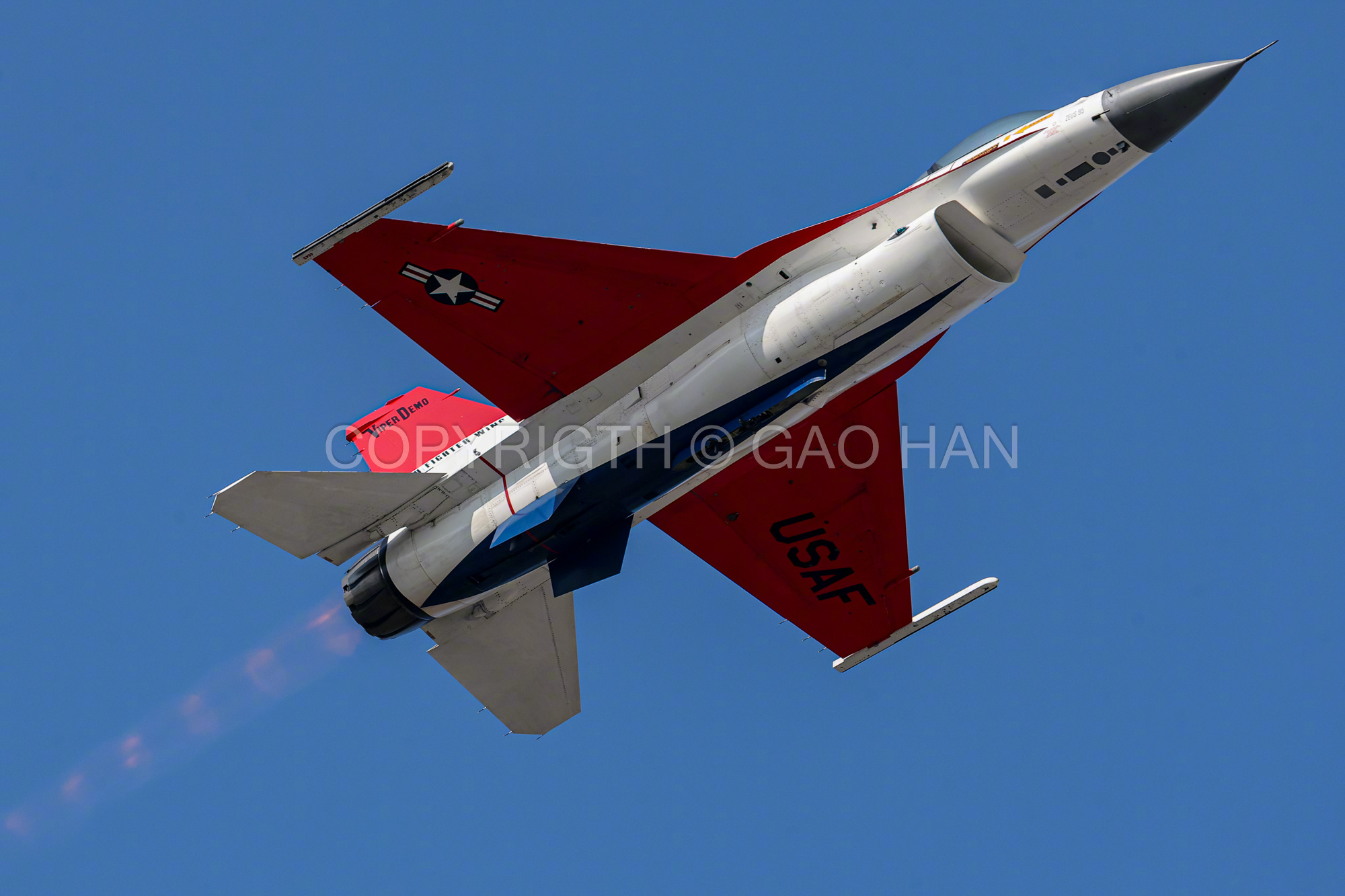 航空君航空科普 EAA第一天，美国空军F-16毒蛇单机表演队值得一拍。该机采用了