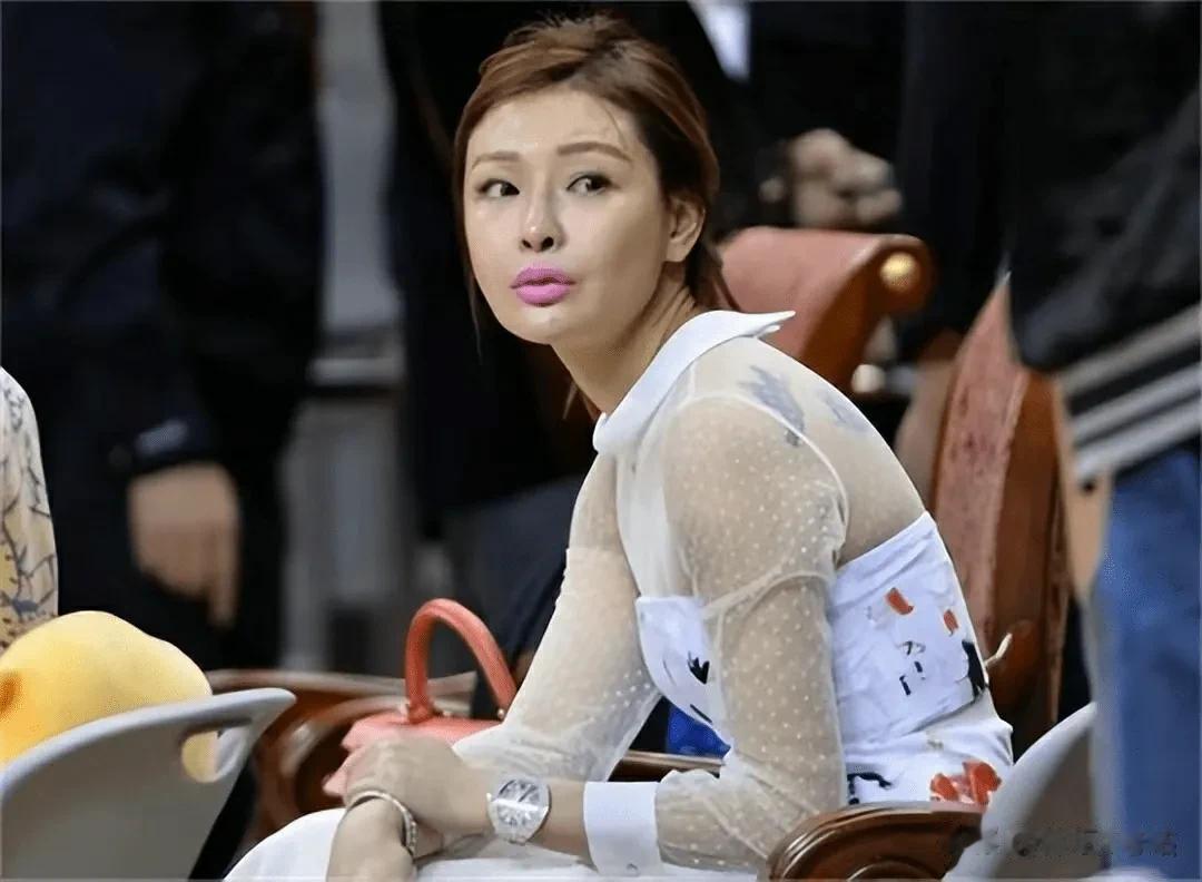 她被誉为CBA最美老板娘，球迷们则称她为易建联背后的女人，她对易建联的宠溺让人感