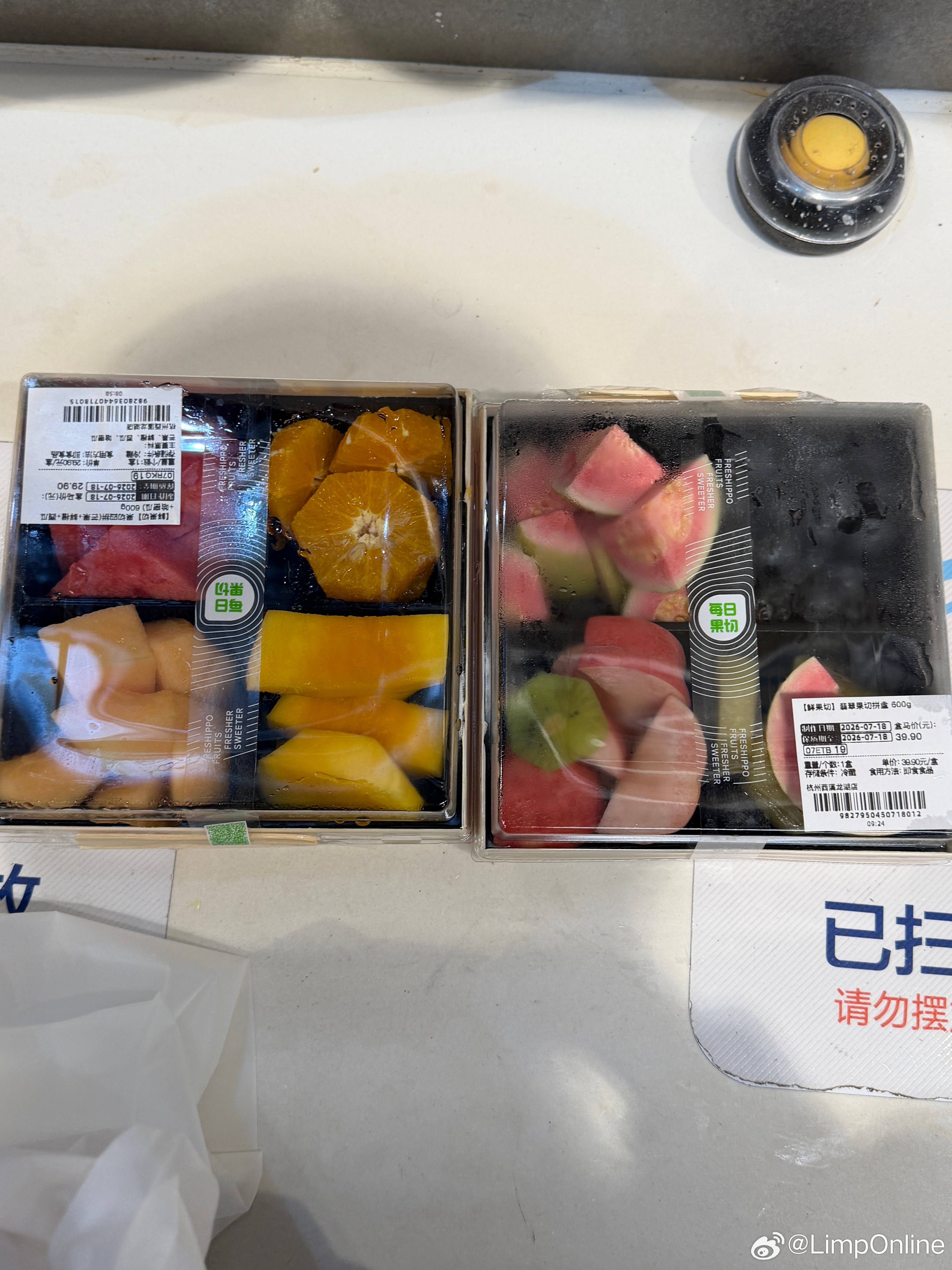 我和小牧的饮食习惯截然相反，小牧喜欢吃松松软软、上面加点莫名其妙酱和肉松的老面包