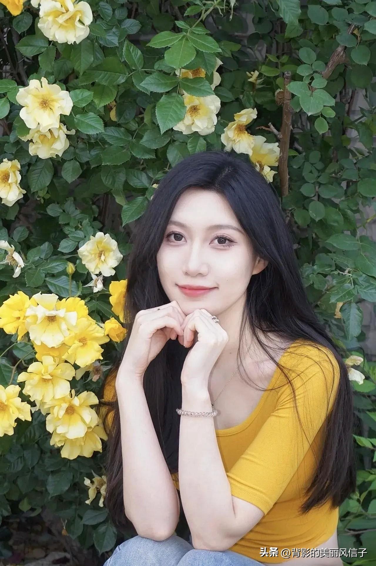 在花丛中微笑，绽放自然美！🌸🌼🌺