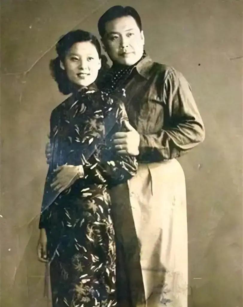1936年，21岁袁祜祯和18岁的曹士岳大婚。洞房过后，曹士岳发现新娘不是完璧之