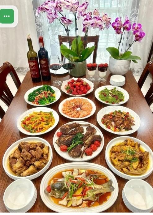 谁懂啊！收到同事聚餐邀约时，我还满心期待能搓一顿大餐，结果入座直接傻眼！8个人围