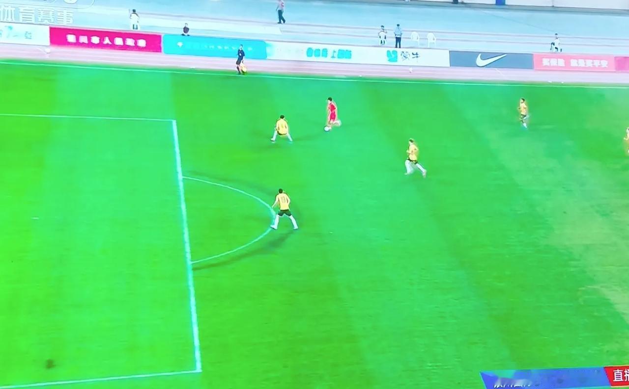 帅惟浩反击造点！不过，主罚的点球被扑出！没事！还是2：0！澳大利亚队球员已经被踢