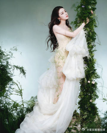 被迪丽热巴美貌震撼中迪丽热巴花仙子下凡轻纱配长发，温柔仙气直接拉满 ​​​