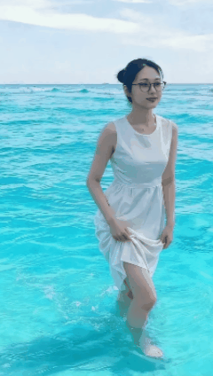 碧波、蓝天，海风、美女。
真不知用什么语言来描述。