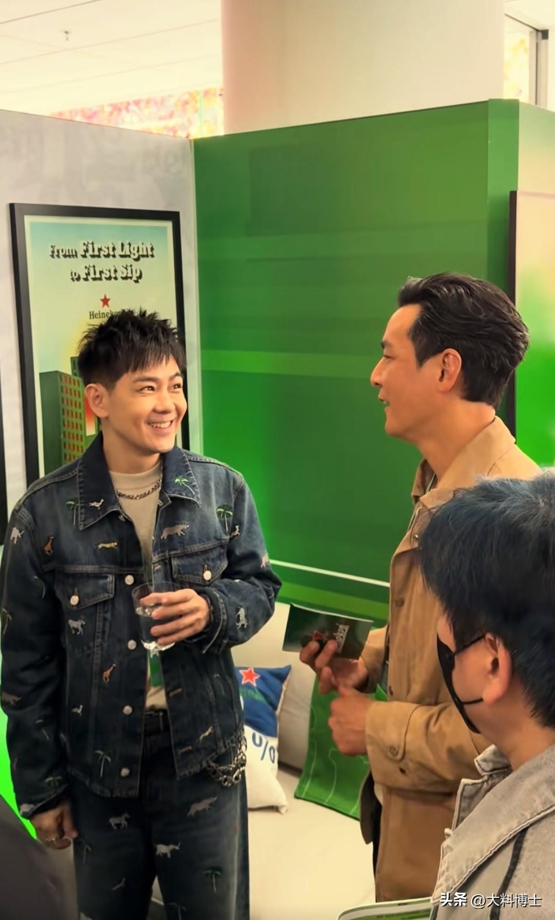 林志颖和吴彦祖同龄，今年都是51岁，显然林志颖更显年轻，像个50多岁的小伙子！