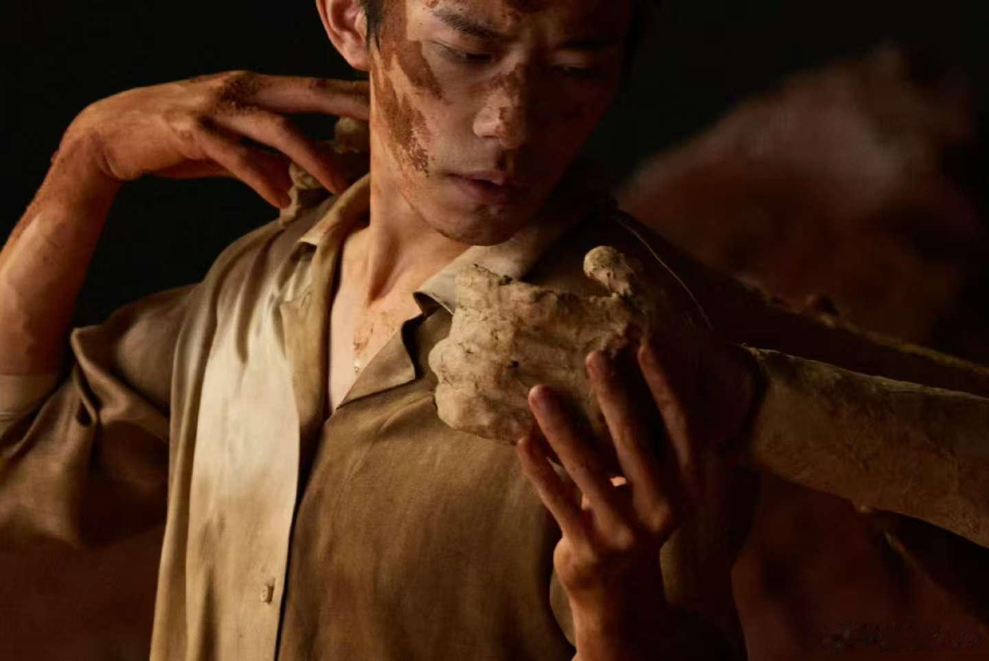 易烊千玺重塑蜕出易烊千玺 易烊千玺发布舞蹈短片，诠释自然共生的哲学理念。他从泥泞