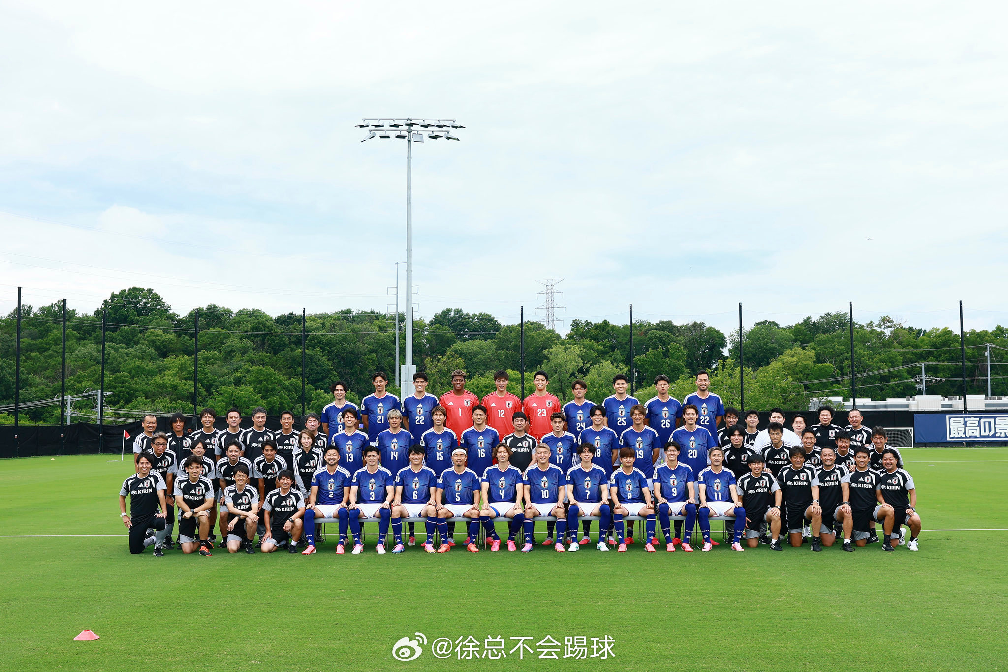 日本足球有极强的战术执行力和极度的团结，这源于他们的民族文化日本队坚信能战胜巴西