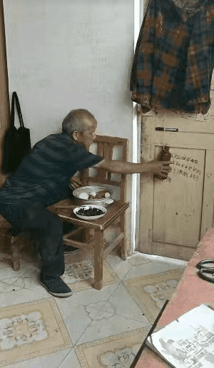酒是粮食精 ，
越喝越年轻。
当年叫我戒酒的医生都走了。
搞间谍活动的老伴儿还不
