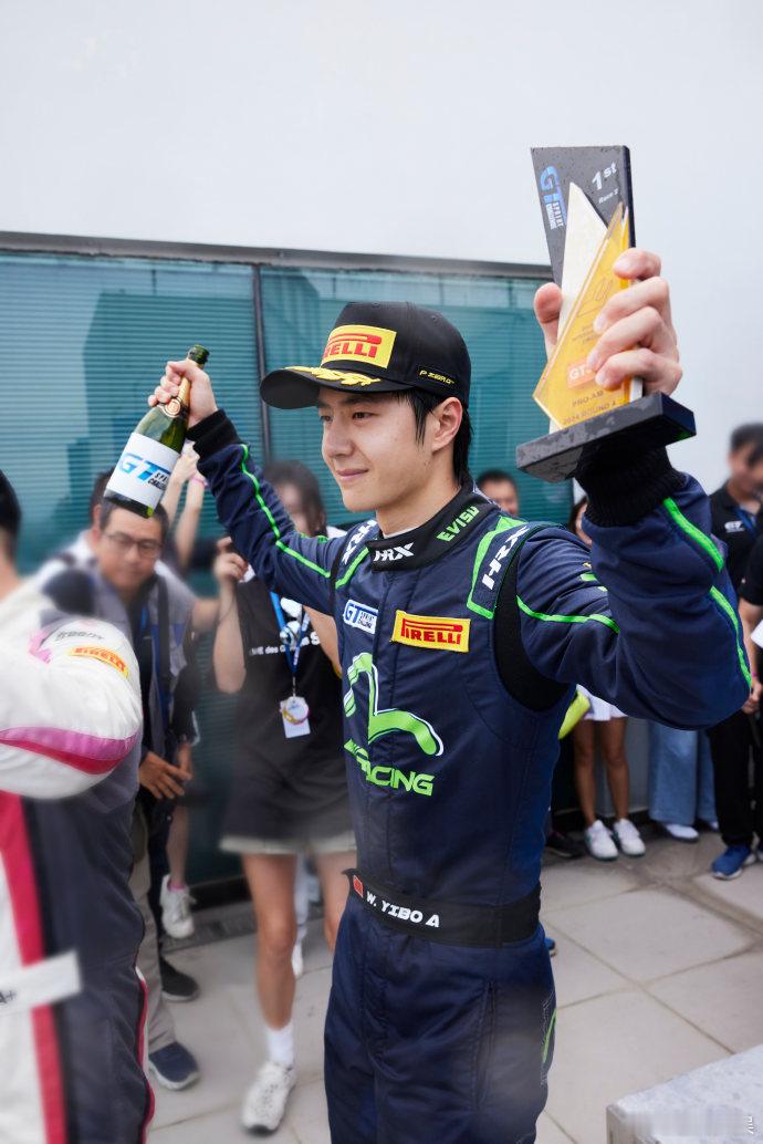 #王一博一手香槟一手奖杯##王一博好飞驰的人生#  王一博手握香槟和奖杯，仿佛在