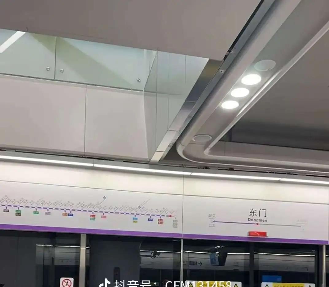 深圳地铁5号线东门站吊牌
转自抖音，侵删
如图，大剧院站成四线换乘（推测是1/2