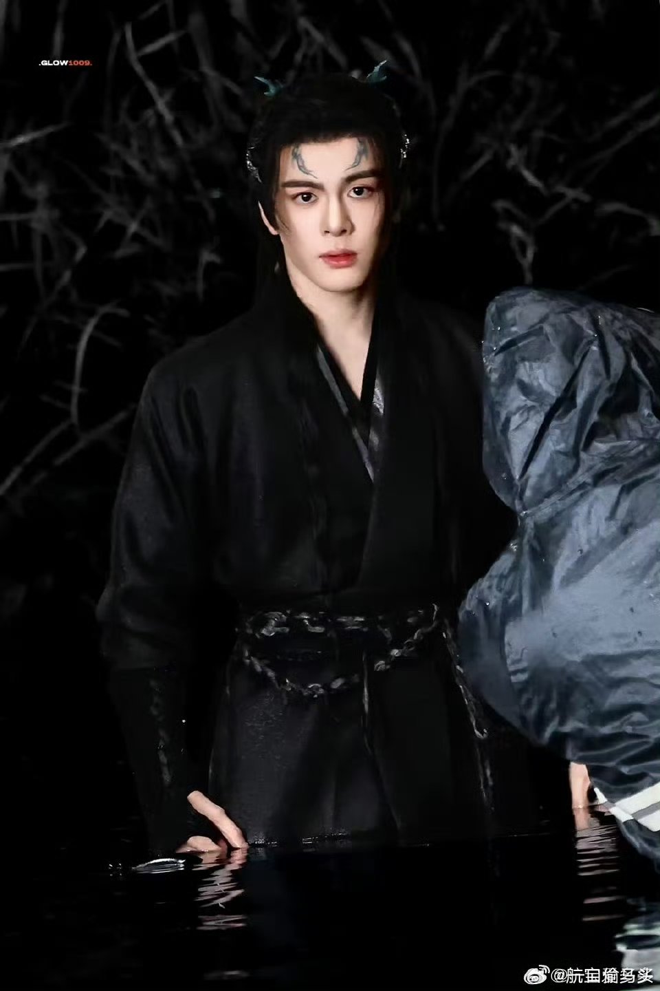 曾舜晞月鳞绮纪出场镜头终于等到曾舜晞武侠造型！武拾光斗笠配红衣，江湖侠气直接拉满