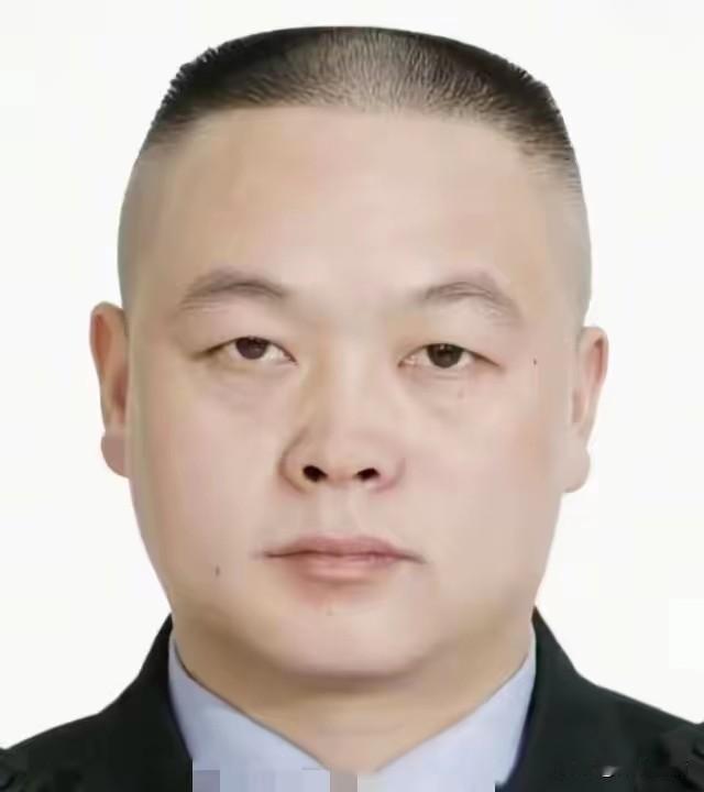 毛新宇真的牺牲了。
但不是牺牲在训练场，
也不是牺牲在与歹徒搏斗的过程中，
而是