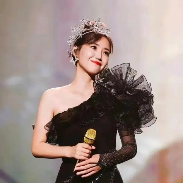 近日，网络流传云朵五次起诉恩师刀郎的谣言，称因版权问题产生纠纷。对此，云朵方正式