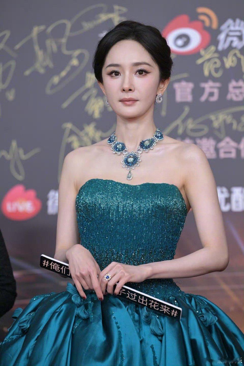 杨幂 蓝孔雀女王杨幂微博视界大会红毯 一袭蓝裙秀香肩，谁懂三十多斤礼服下的惊艳！