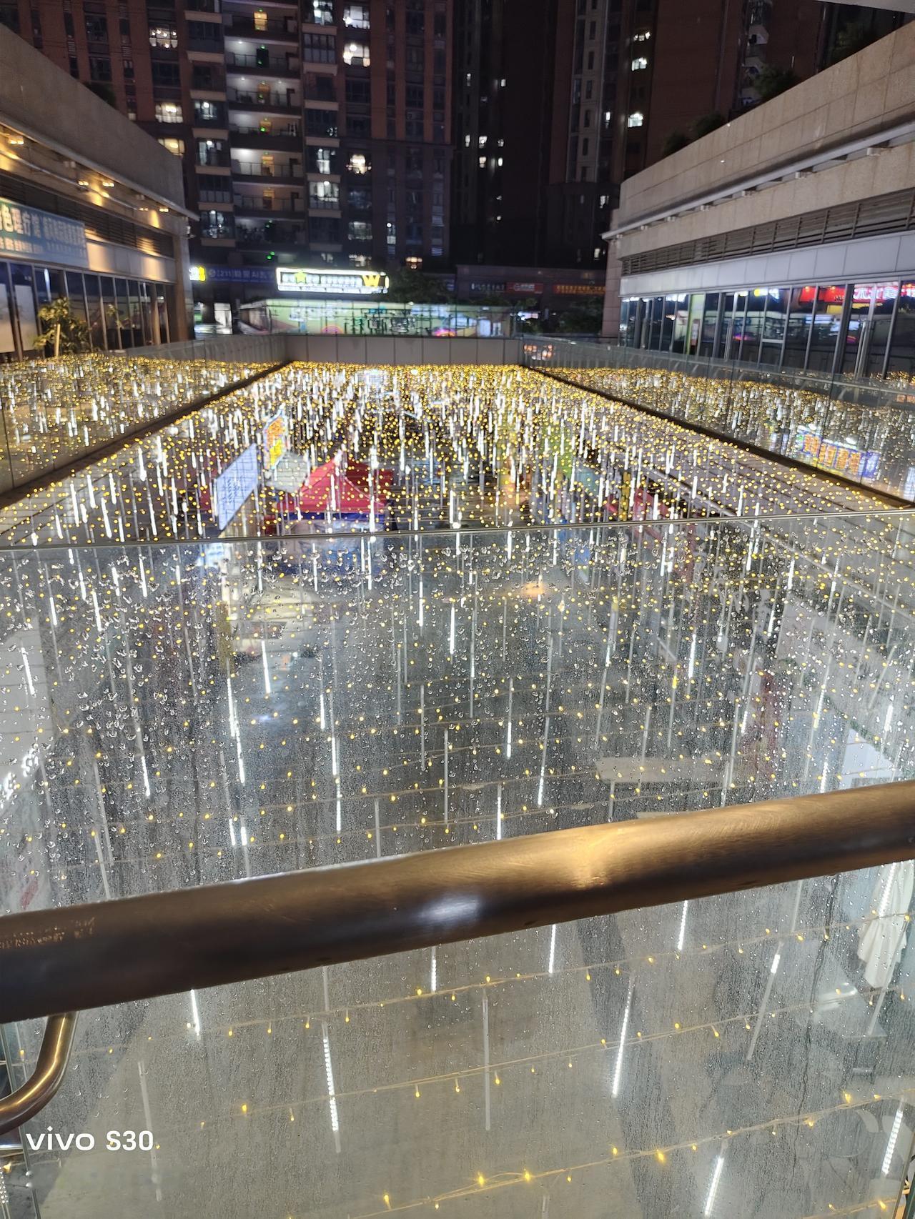 一天傍晚，我随手拍的一处夜景。
     美不美？大家说了算[大笑]