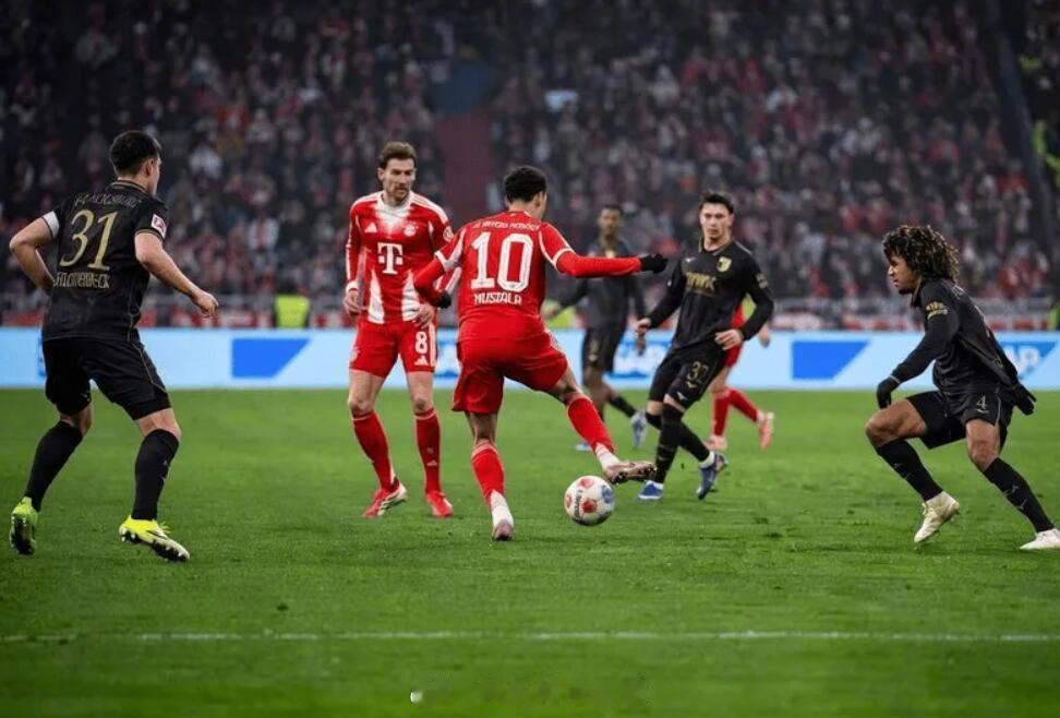 拜仁慕尼黑1比2奥格斯堡 据《踢球者》消息，勒沃库森球迷今日庆祝拜仁失利，当拜仁