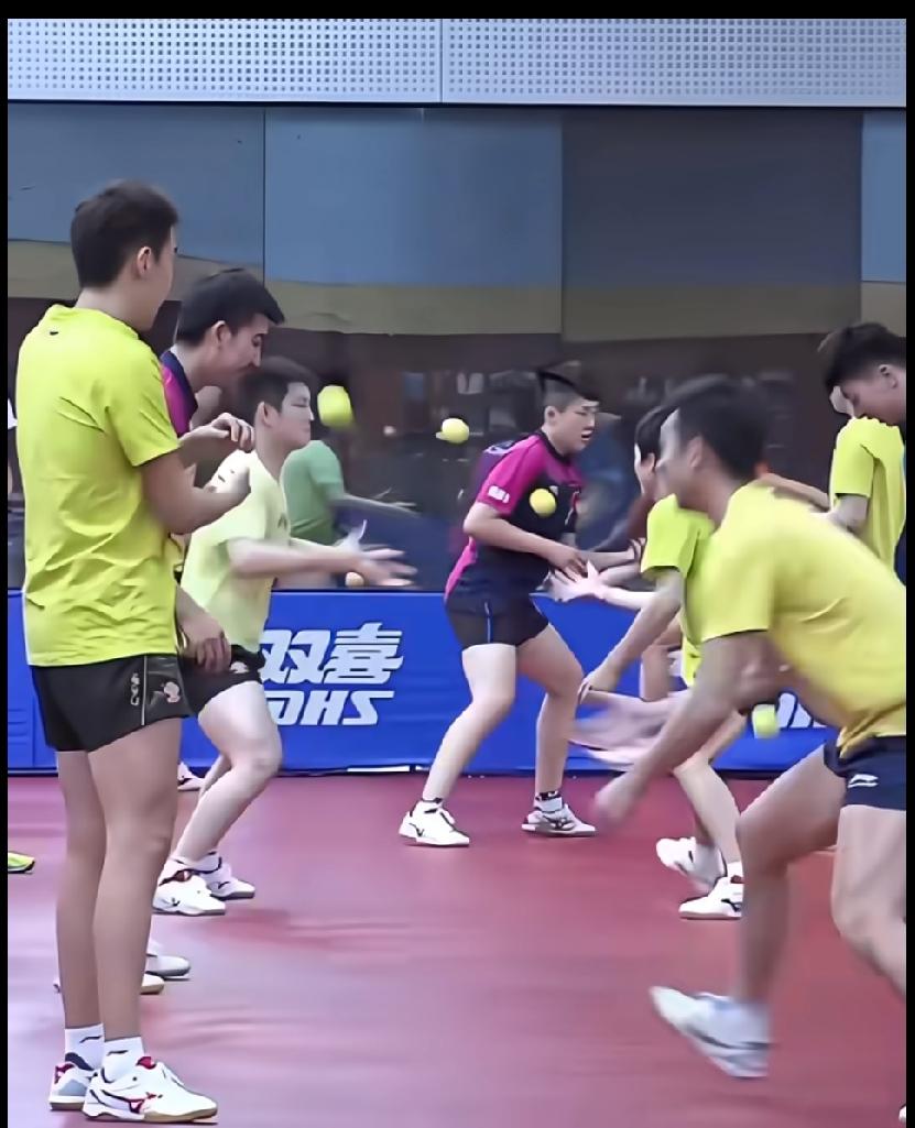翻到一段老训练视频，看着真的感慨万千。
 
画面里许昕、火四哥这些熟悉的前辈都在
