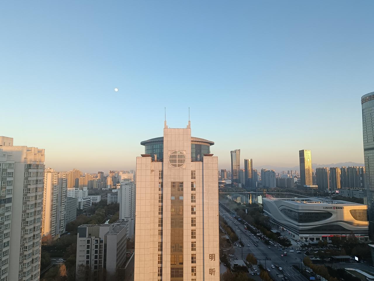 什么是洗钱？
最简单明了的解释：犯罪人自己（或以他人名义）用非法所得购买商品的交