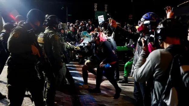 反战游行升级，又有三人被捕

波特兰警察局于周六晚间宣布，当天举行的「无王权」（