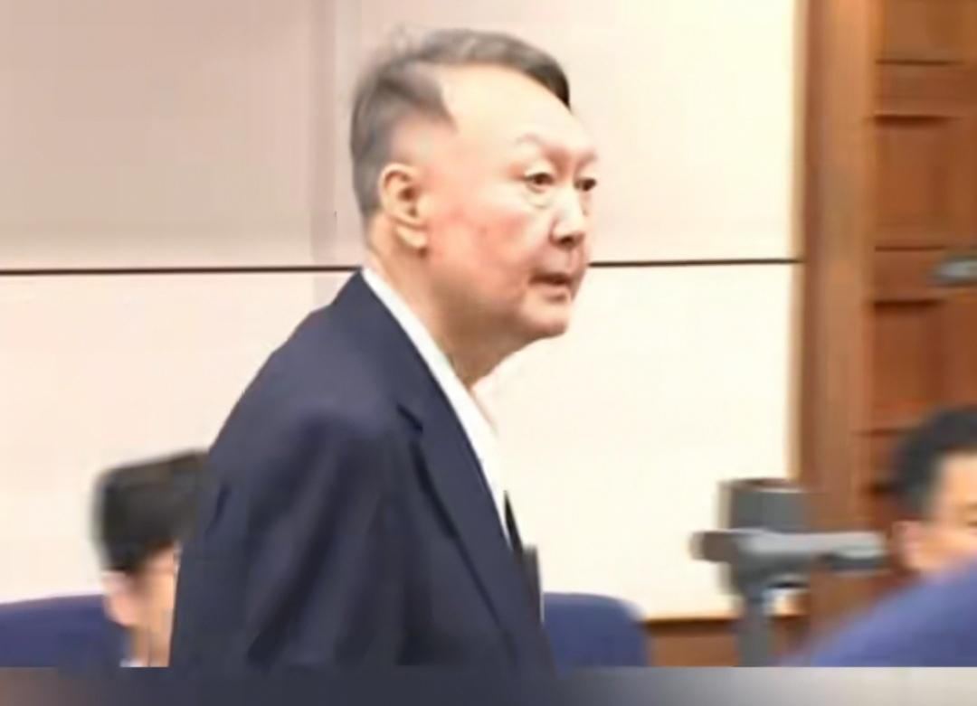 韩国前总统尹锡悦首次出席庭审，头发花白，看起来憔悴了不少，早知道会有现在的结果，