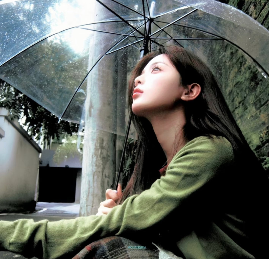 氛围感|高级优雅|雨天|女生头像撑伞走过很多个阴雨天，直到遇见你，我才发现，原来