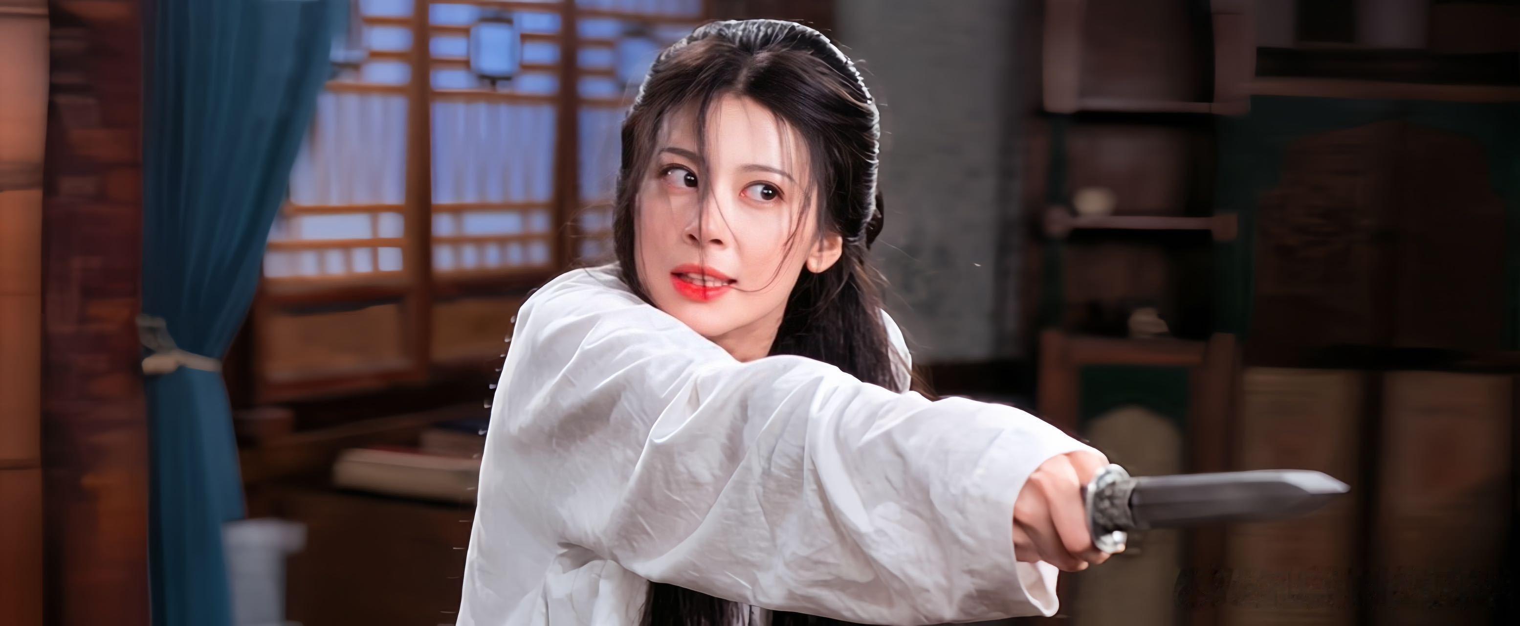 赵昭仪中毒戏赵昭仪馥之精神失控这段 眼神在凶狠与怯懦间急速切换，完美区分受控状态