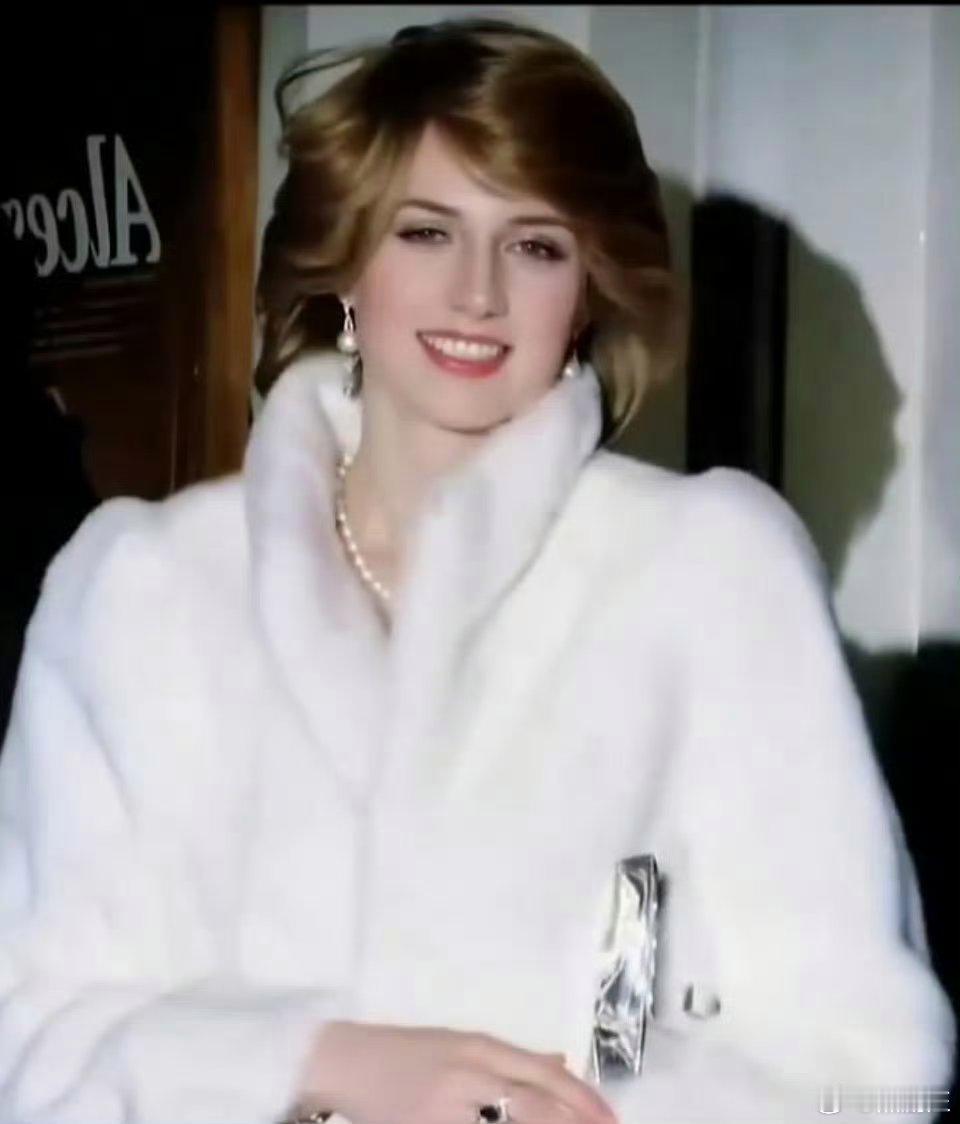 当年的戴安娜美的像天仙，不明白查尔斯为什么不爱？ 