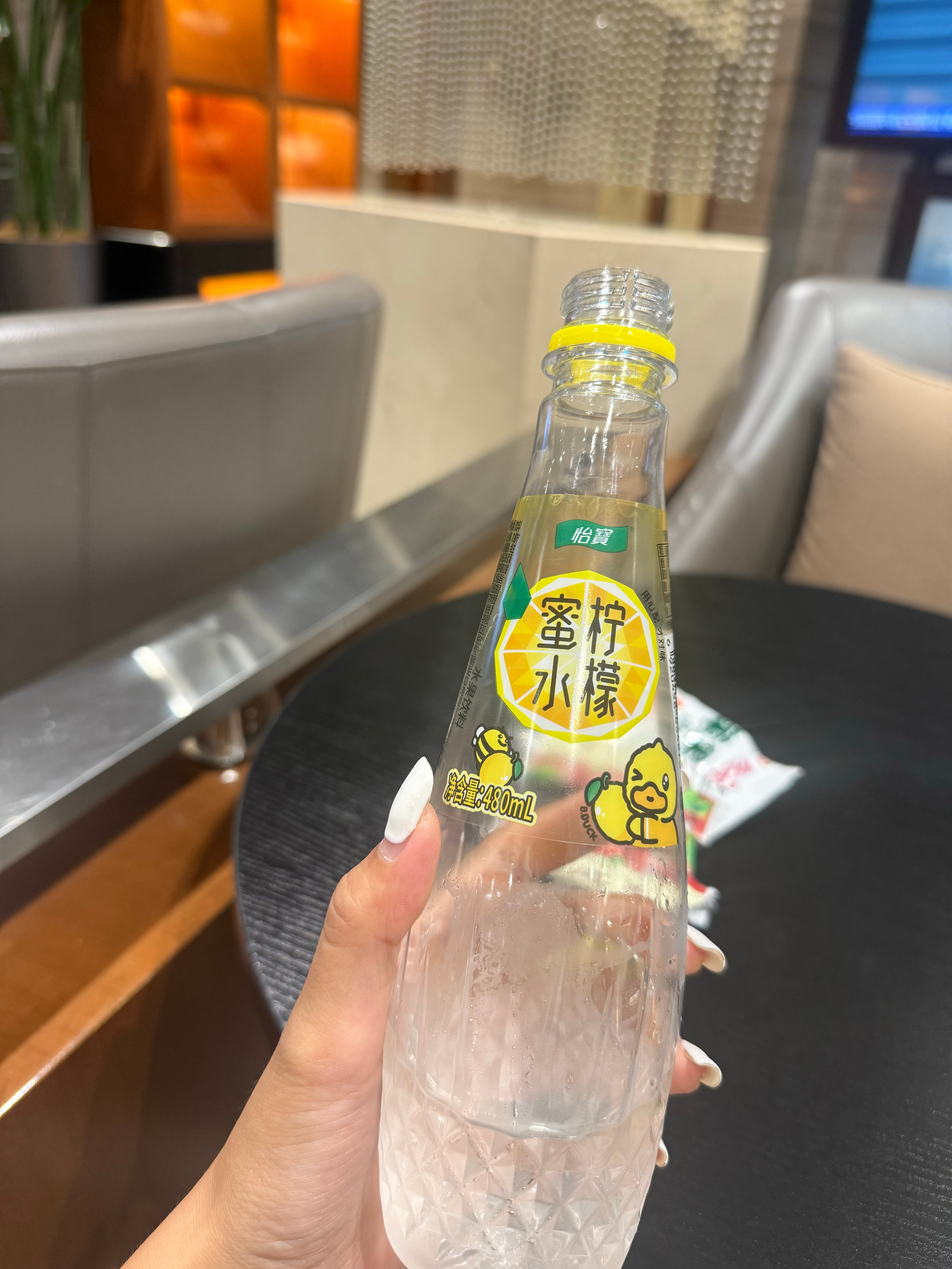 机场售卖机里买了瓶水，被惊艳了太太太好喝啦！与倪分享怡宝 ​​​