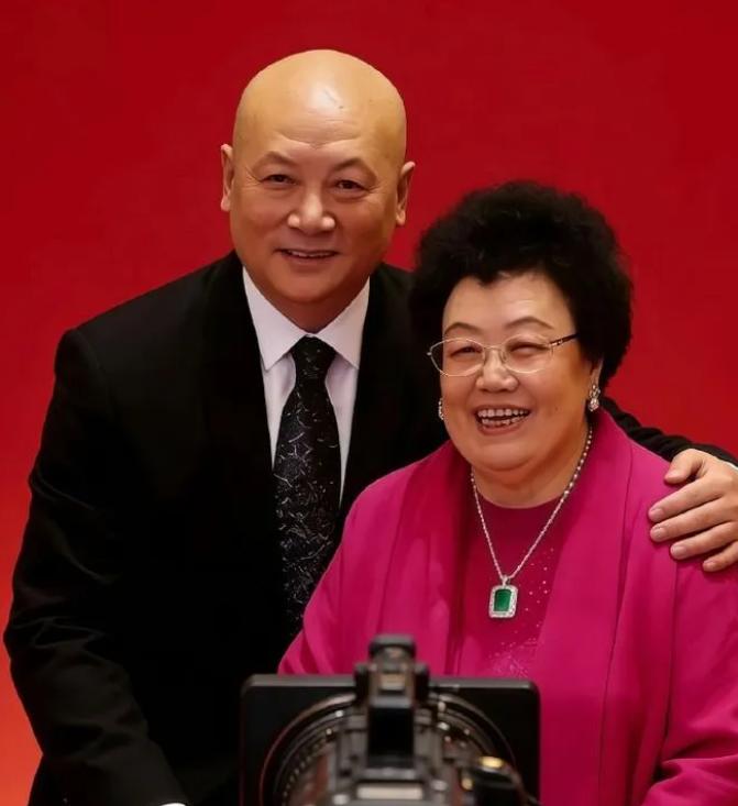 迟重瑞送别陈丽华：一段不被看好的婚姻，用一生给出了答案
 
说实话，迟重瑞和陈丽