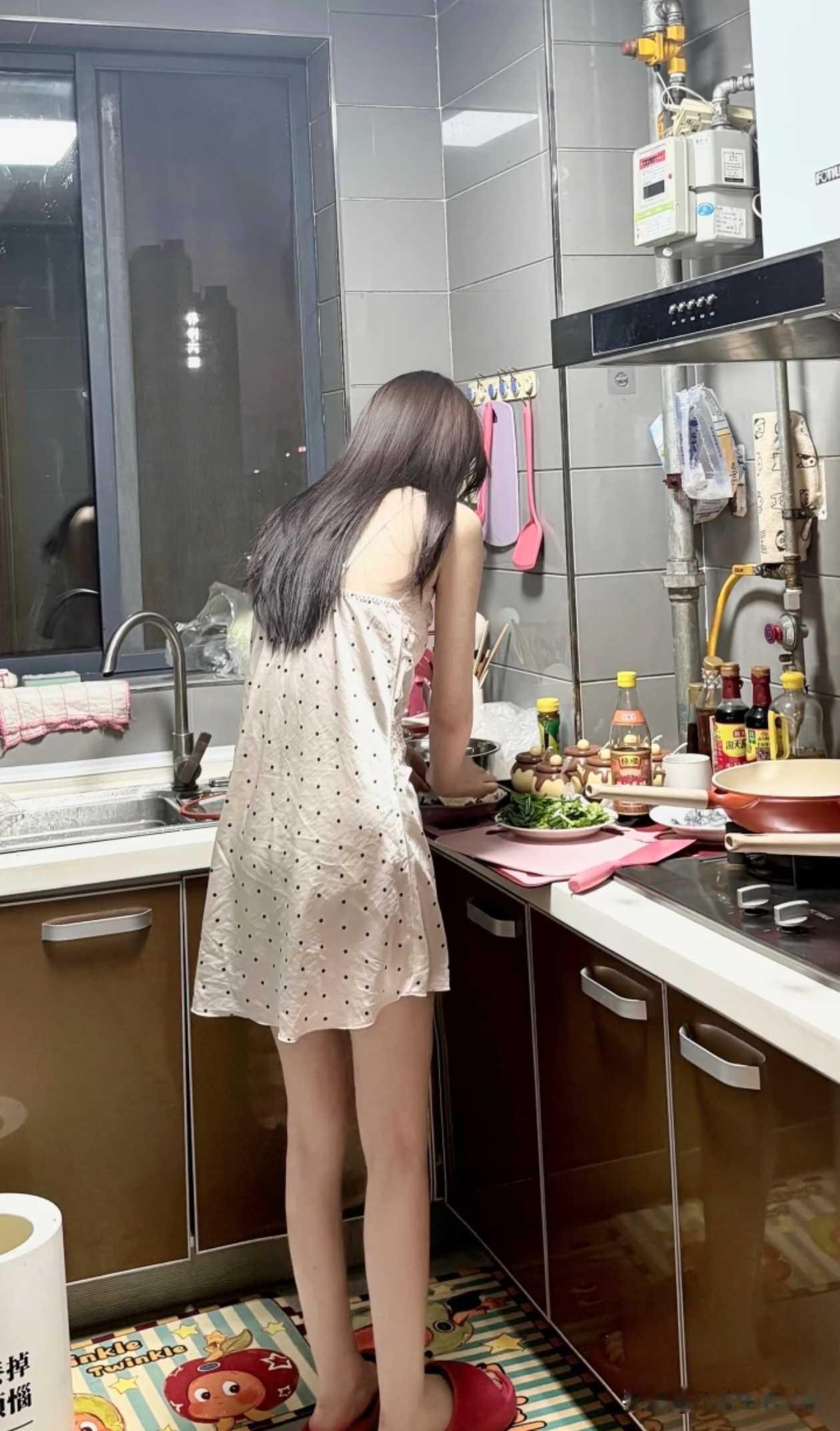 谁说她干啥啥不行的，只少她做的饭菜是全公司第一美味可口[比心]