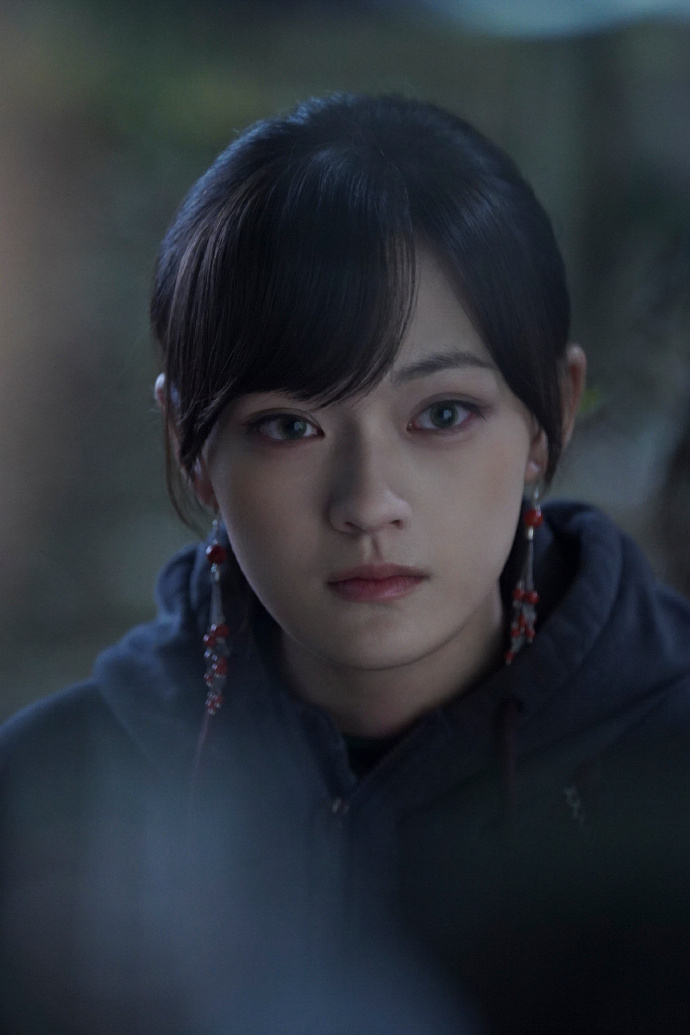 文淇的长相属于根本找不到代餐型，又美又帅的感觉，异人之下的陈朵绝了 