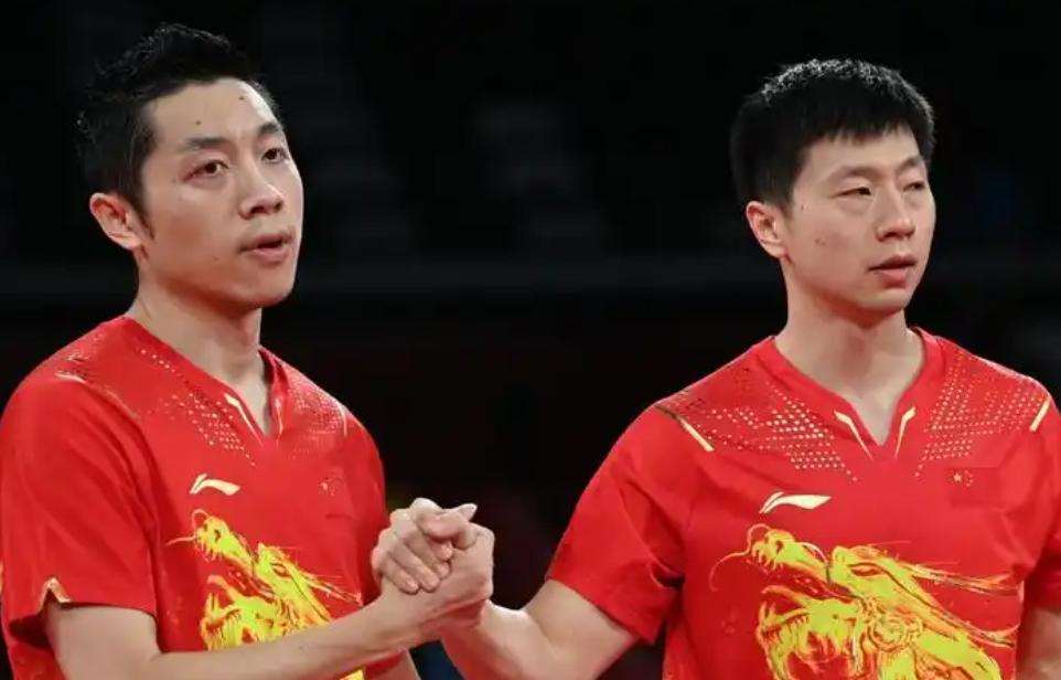 马龙、许昕以“志愿陪练+技术顾问”身份深度参与备战世乒赛。
 
马龙作为乒协副主