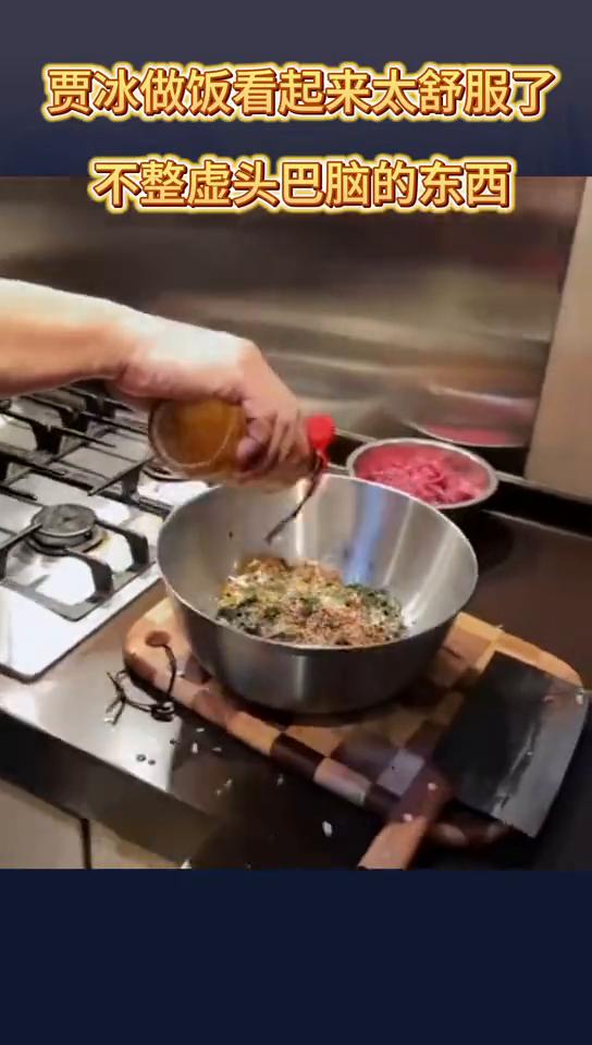 贾冰做饭看起来太舒服了，不整虚头巴脑的东西。
特别简单。
·锅里烧水，牛里脊瘦一