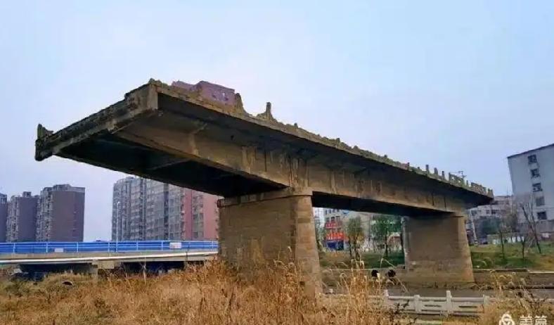 商丘凯旋大桥往事
     在商丘古城北部，周商永运河与三明路交会处，有一座孤零