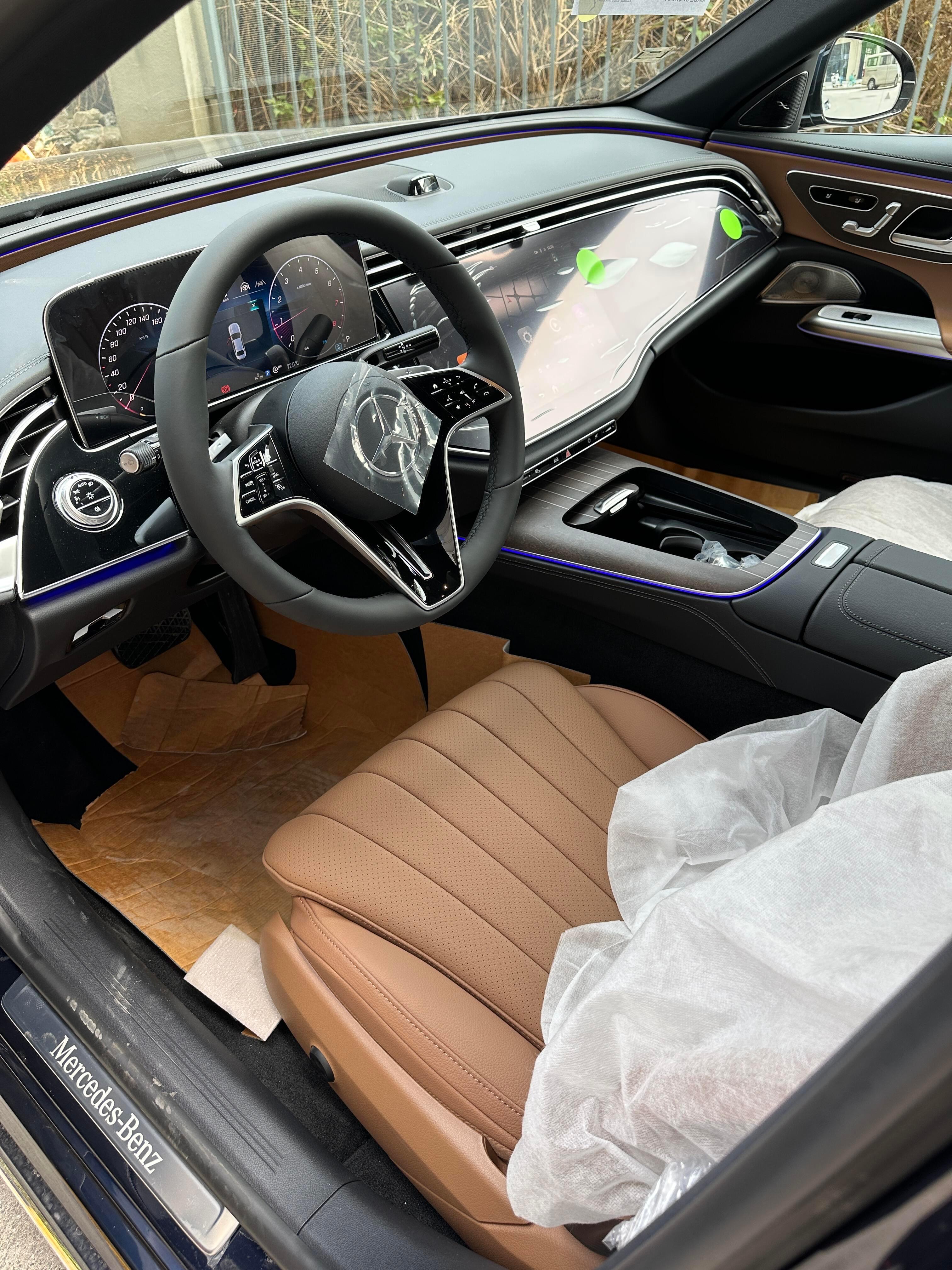 2026款E300L豪华型海岳蓝外观/棕色内饰这个颜色不多见吧？现在44.4万（