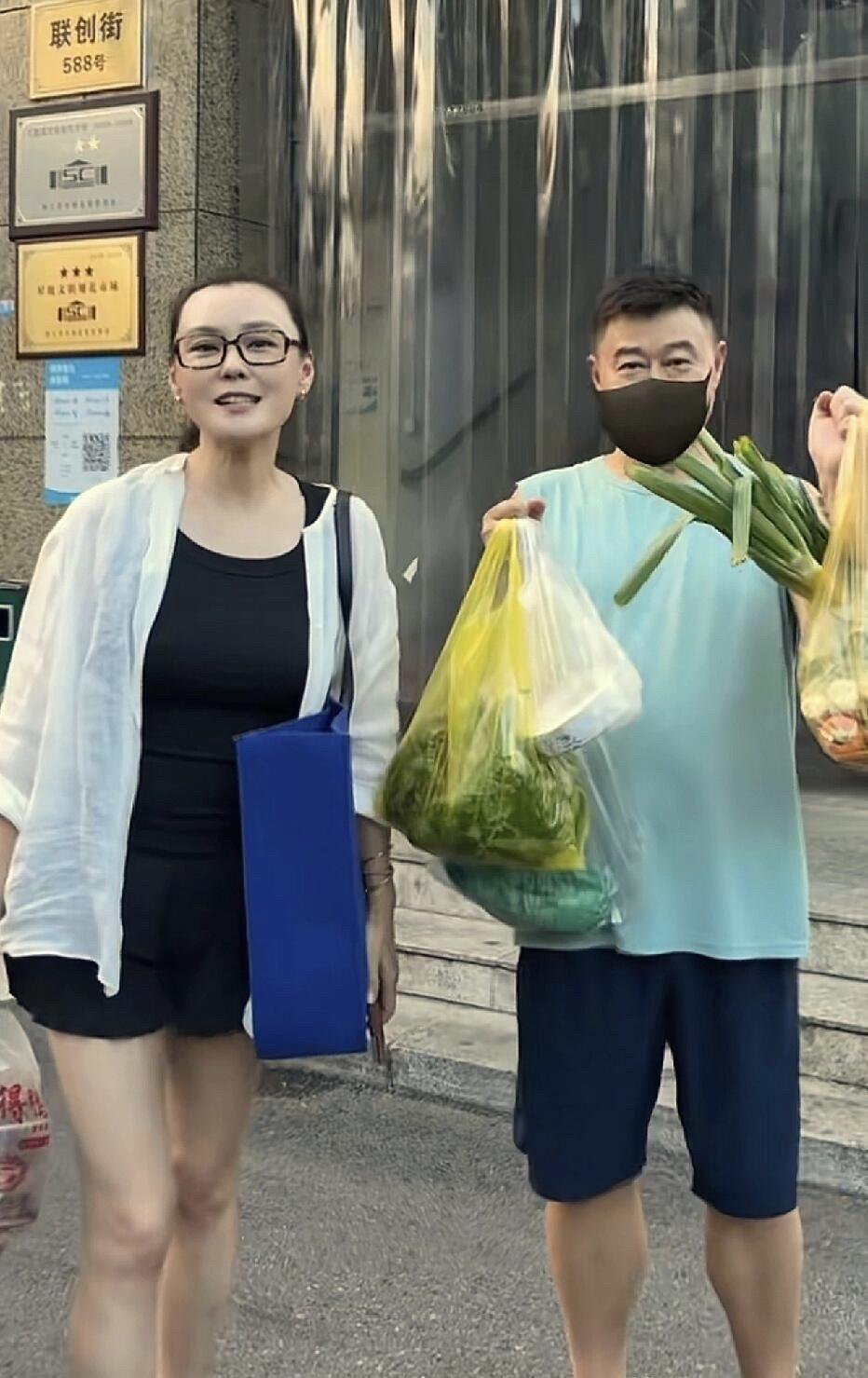 49岁的演员梁爱琪还挺接地气的，自己买菜，自己下厨，这样煮出来的东西美味又好看。