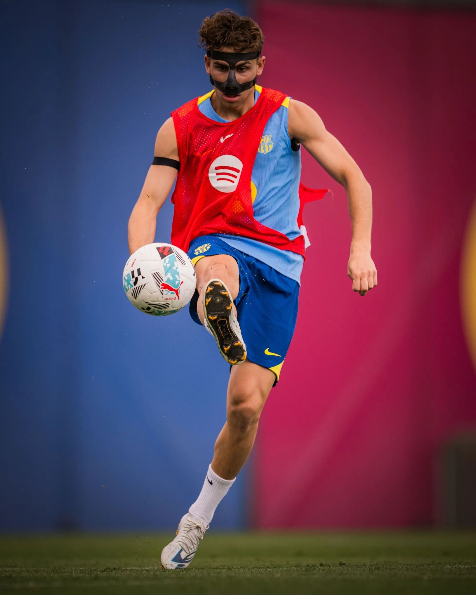 费尔明戴面具进行今天的训练❤️💙巴萨至死不渝红蓝魂