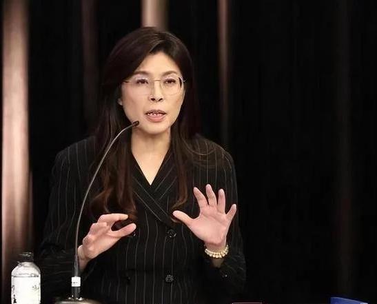 郑丽文作为中国国民党的政治人物，其两岸关系立场总体上坚持“九二共识”作为两岸互动