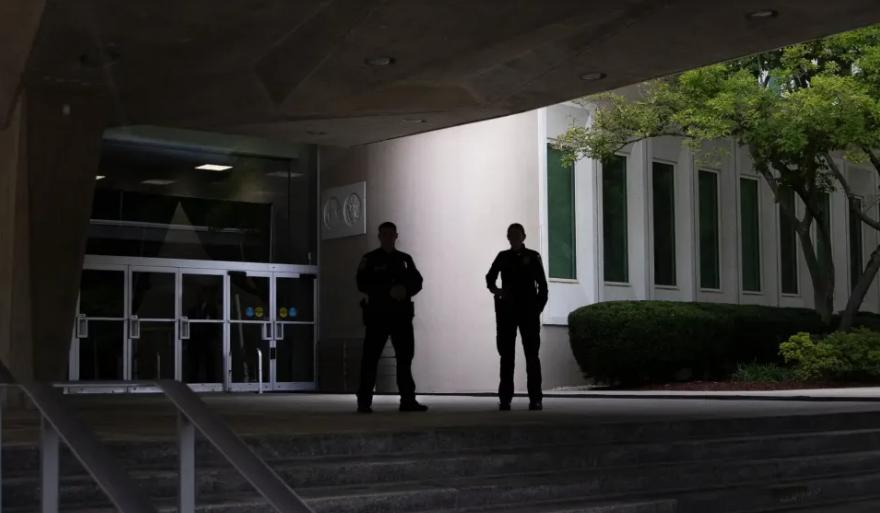 FBI抓了CIA高官，搜出303根金条。
美国这次"打虎"，打得有点大。
前中央