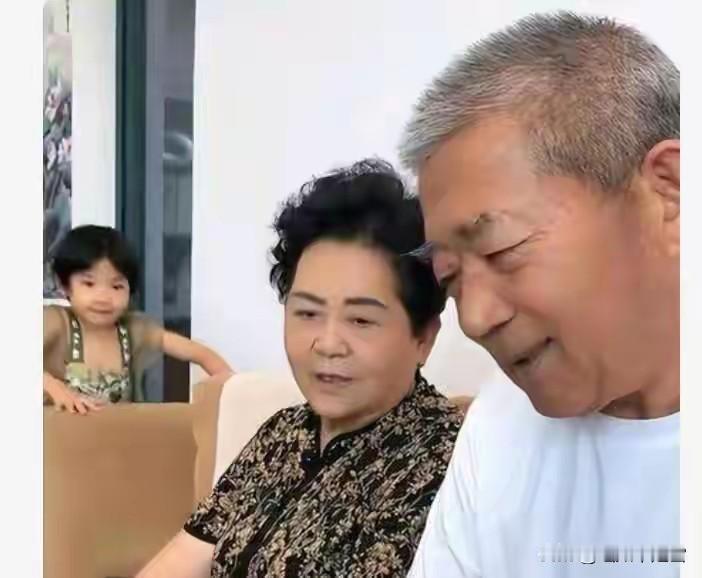 轰动全国的“67岁生女”奇迹，如今74岁病危:6岁女儿成了家庭支柱
 
2019