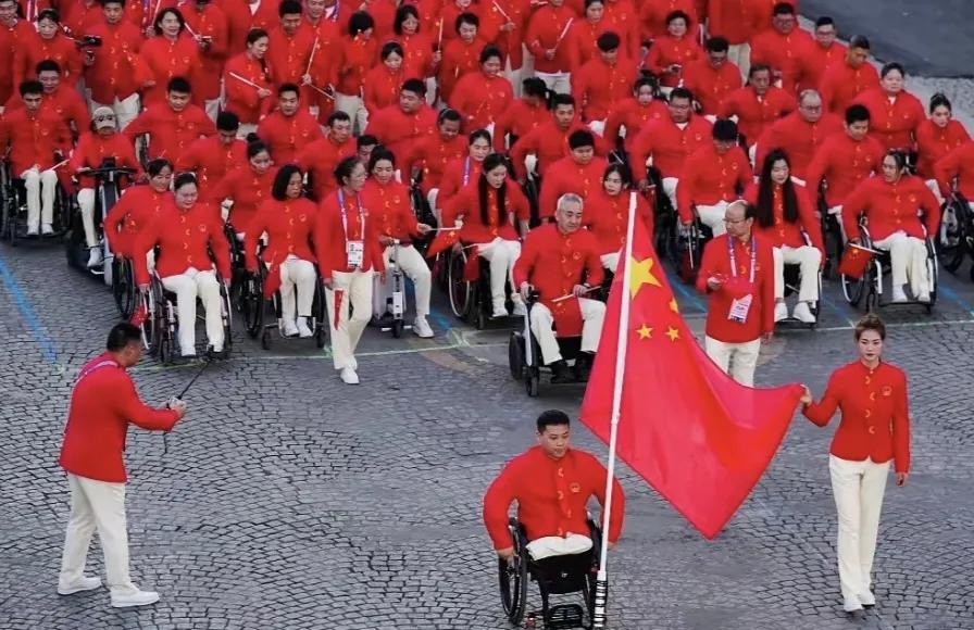 巴黎残奥会开幕式，小编感觉到三个出人意料！

1、中国队入场仪式一片中国红，太绚