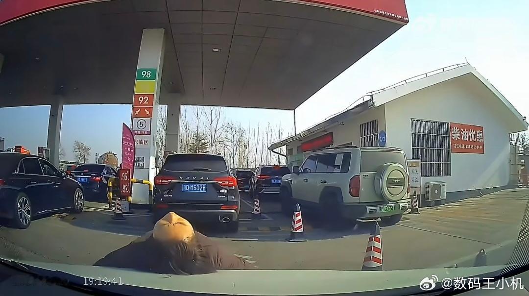 女子在加油站人肉插队躺后车引擎盖她在干嘛，躺人家引擎盖上睡觉吗，真的想笑，怎么有