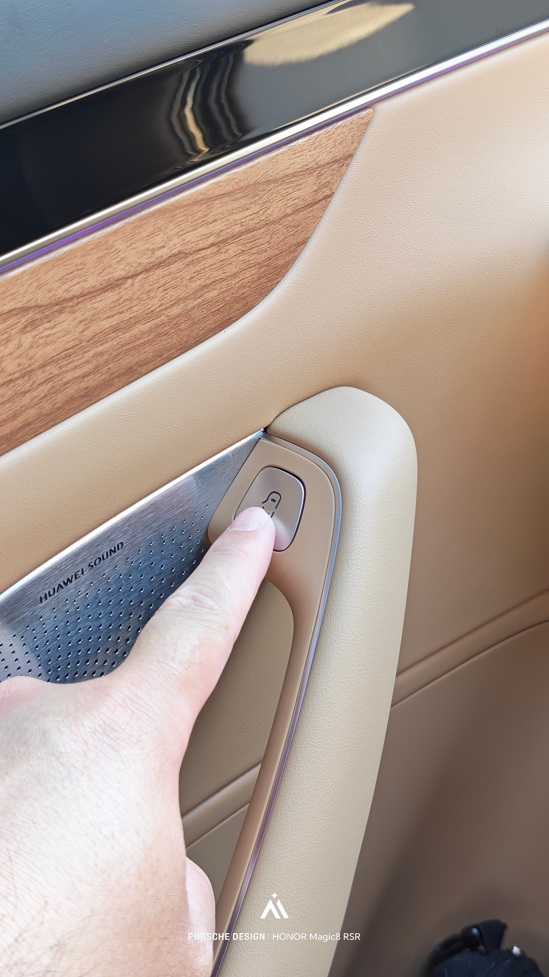 智界R7有个小细节，电子开门，其实也有一个机械开门，不用找，直接隐藏在这里，相当