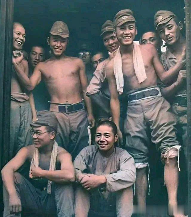 1945年10月，一群日本兵在南京踏上了回国的列车时的照片，他们对自己在中华土地