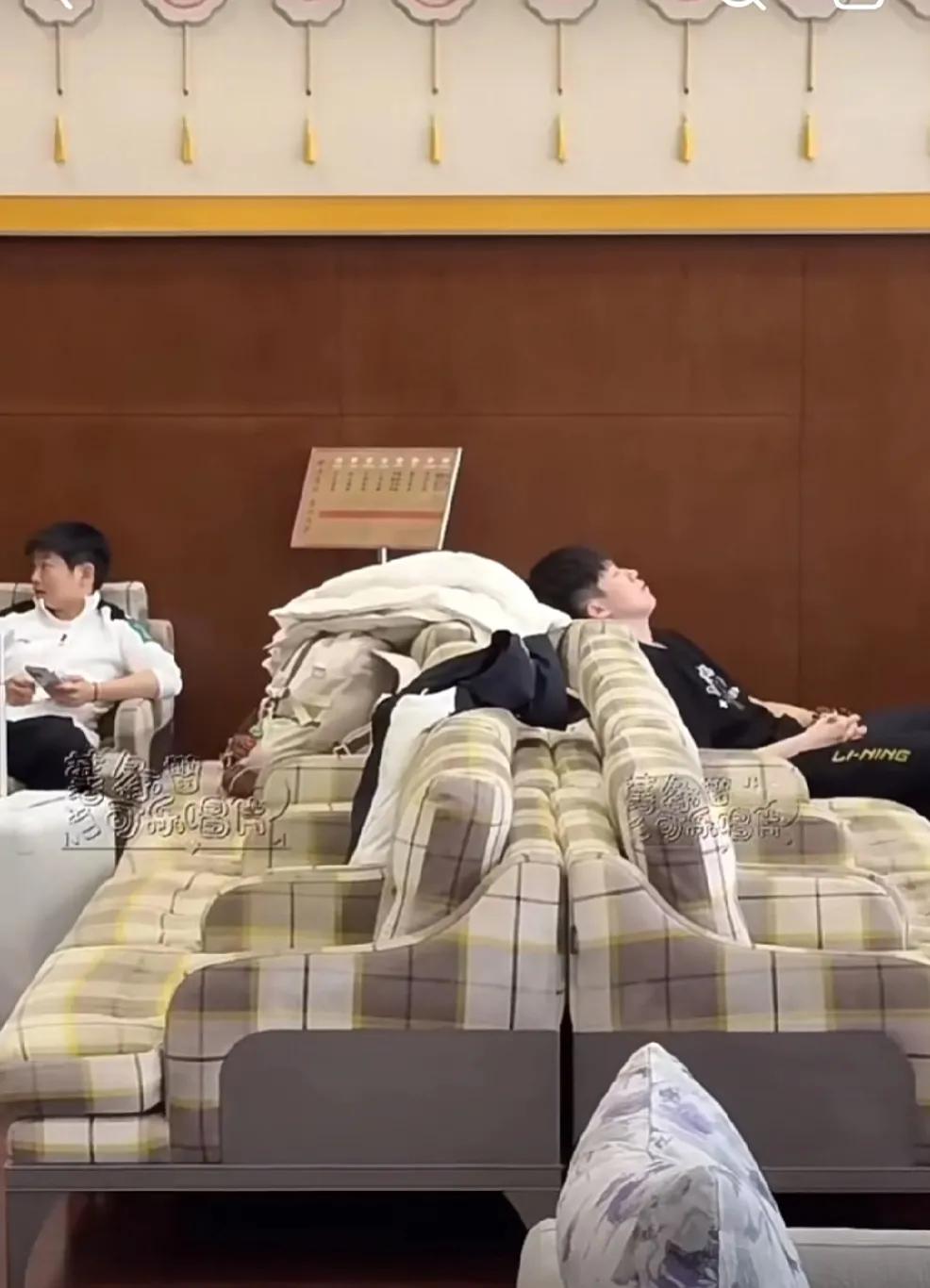 国乒从西安转机，
现在咸阳机场休息。
看了莎莎坐在板凳上玩着手机，
头哥躺下休息