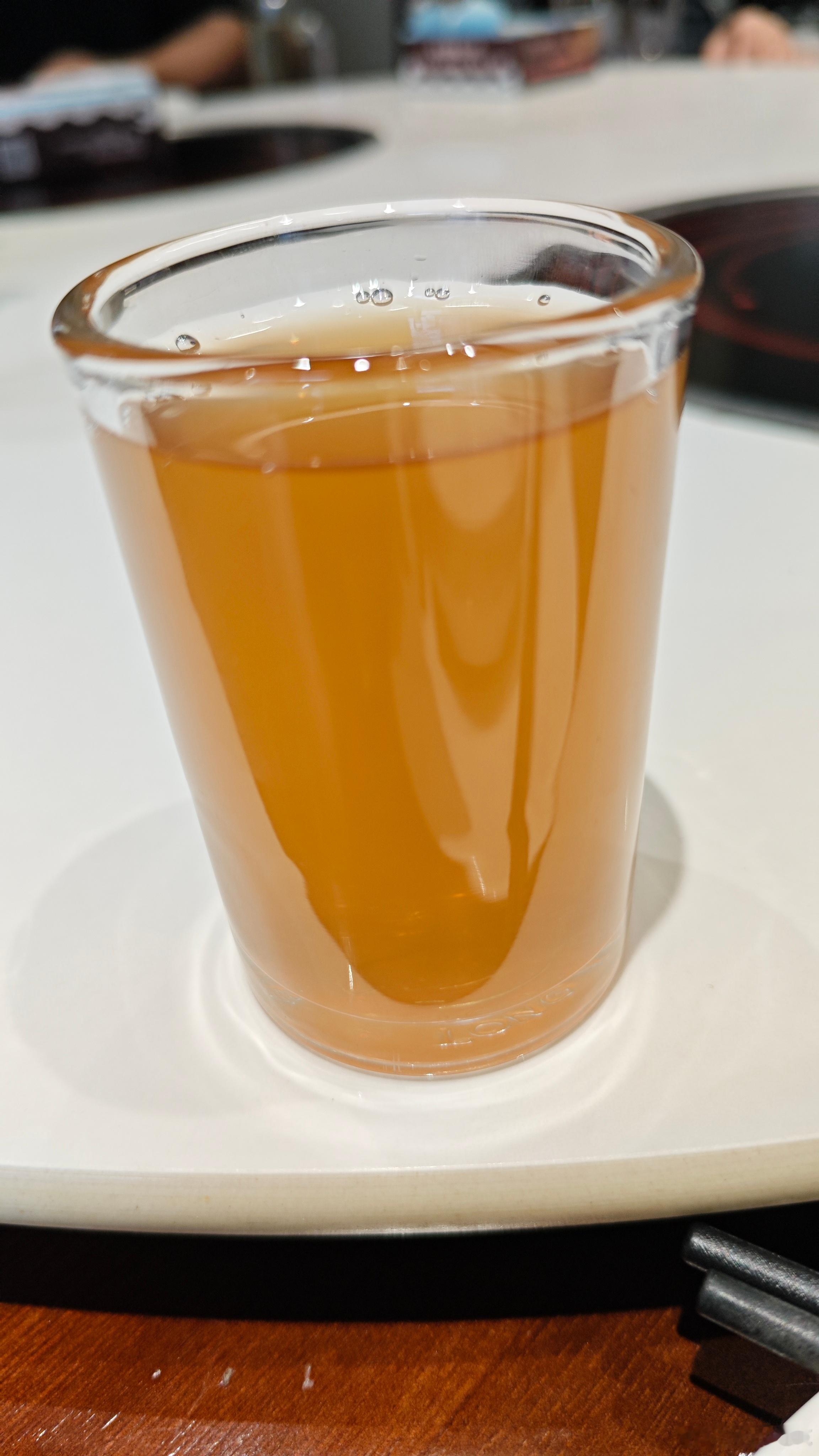 天门冬酒提上自己家的天门冬酒，去饭馆吃饭。这是三年陈酿了，是酒缸底部的那部分，米