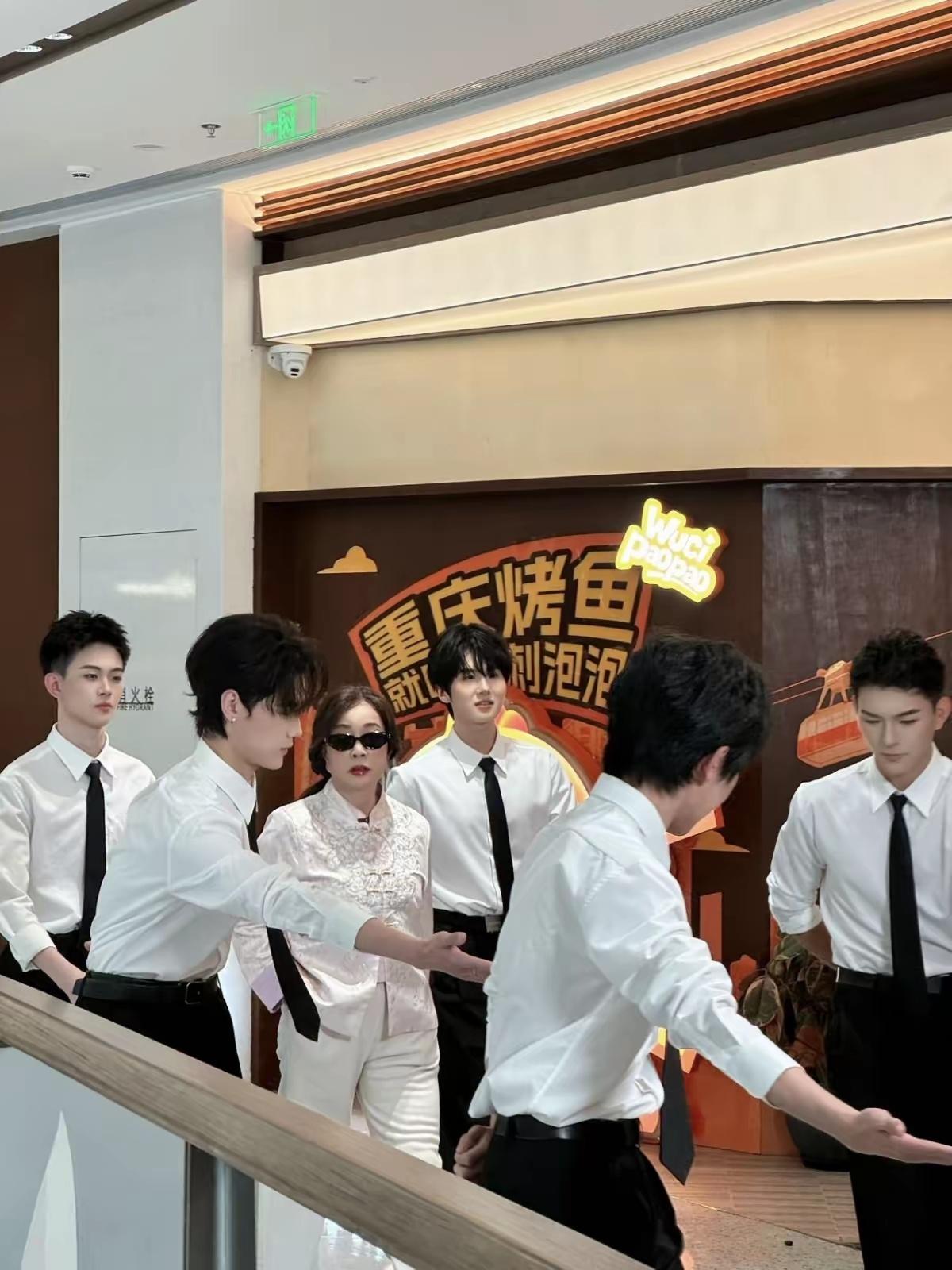 真飒！刘晓庆现身南坪被偶遇，状态极佳，步履生风，单手插兜酷劲十足，气场全开。