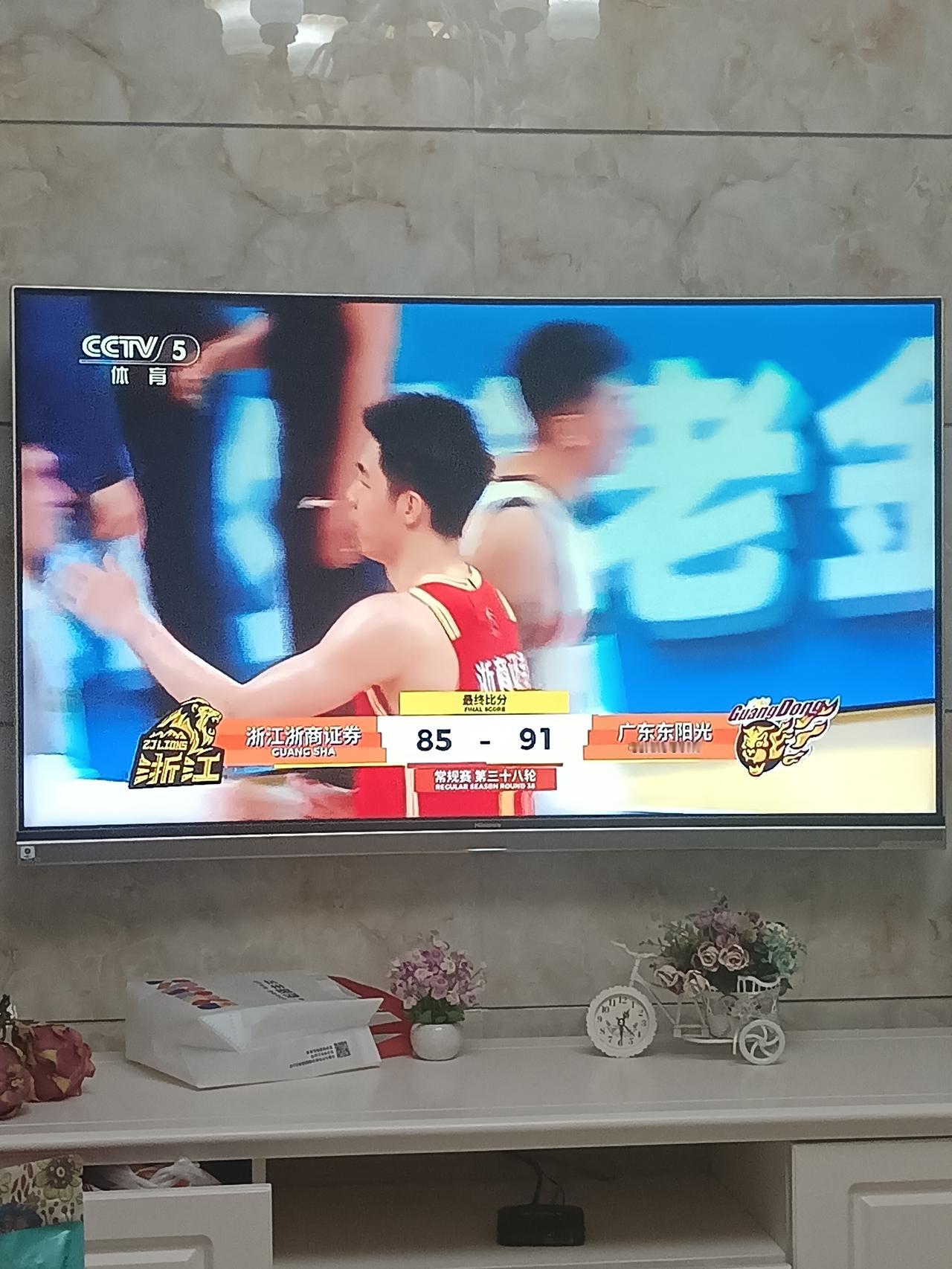 广东队破了浙江广厦主场不败的神话
       自联赛开赛以来，浙江广厦凭借着强