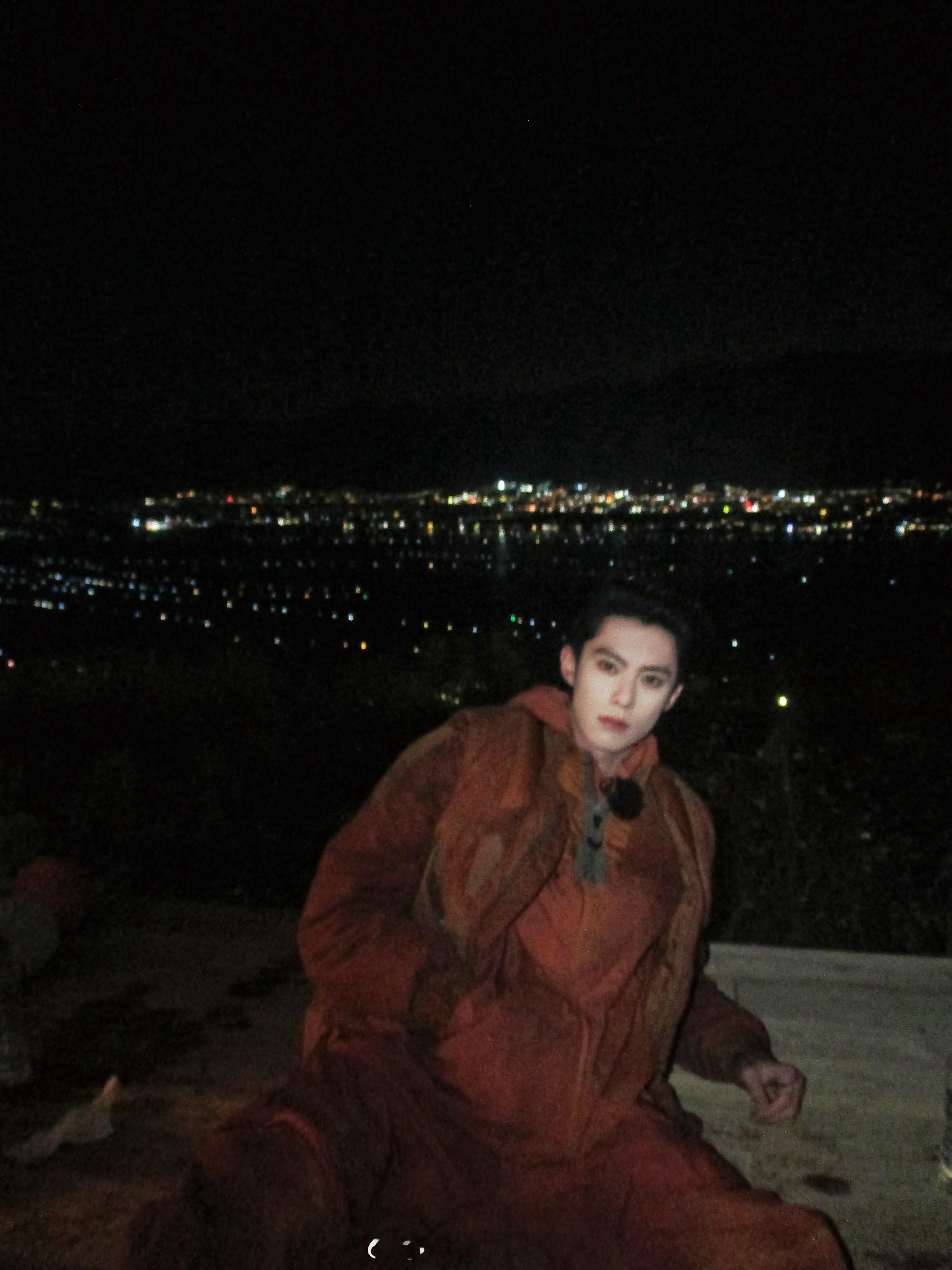 王鹤棣真的很帅诶，身后繁华的夜景只能作为点缀装饰这位超绝的帅哥。 